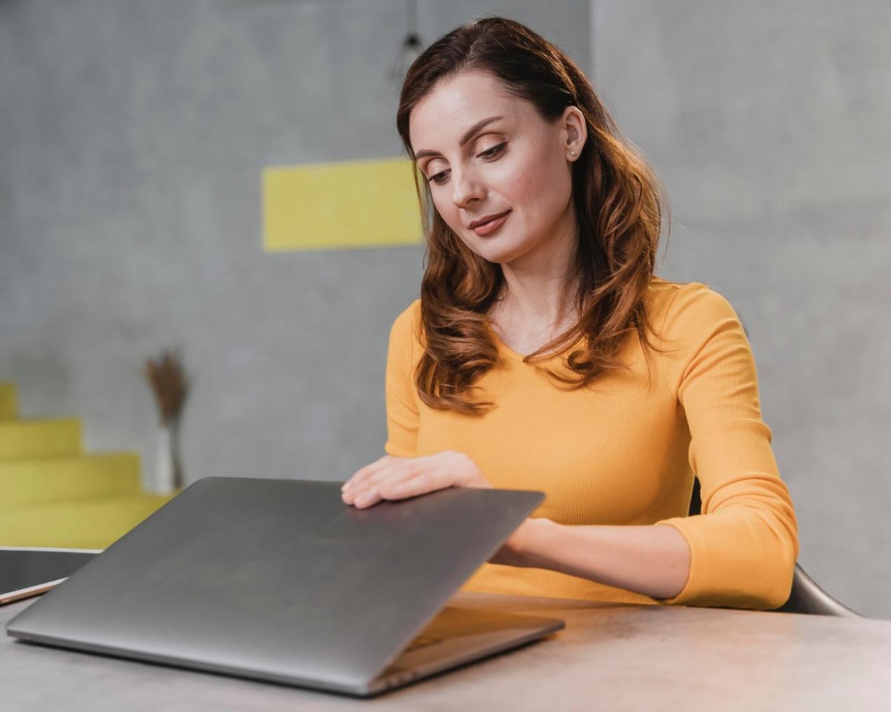 Session de formation avec analyse de données financières sur écran